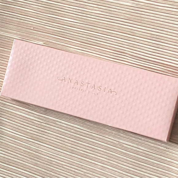 Anastasia Beverly Hills Primrose Face & Eyeshadow Palette - Picture 1 of 3
